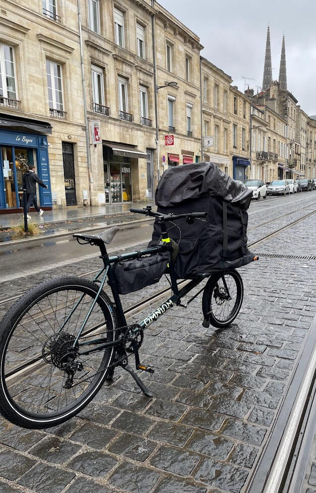 Livraison à velo cargo vers la cathedral Pey Berland Livraison à velo cargo sur les rails du tram vers la cathedral sain Andre et peu berland.