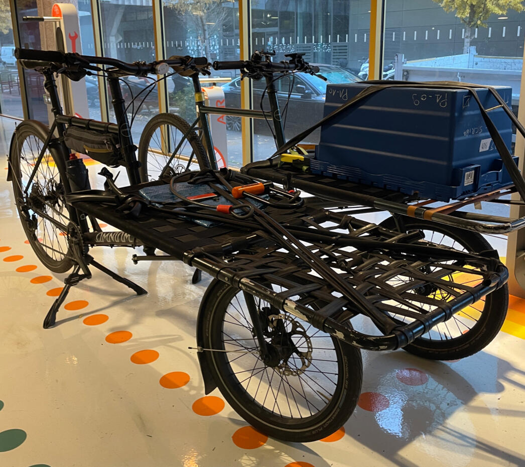 Velos Cargo gares a Meriadeck Velos cargos gares au met part vers meriadeck une charge avec une caisse bleu.